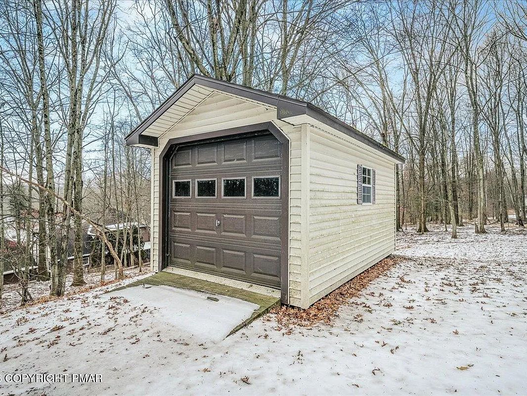 Detached outbuilding on the Dallas, Pennsylvania property
