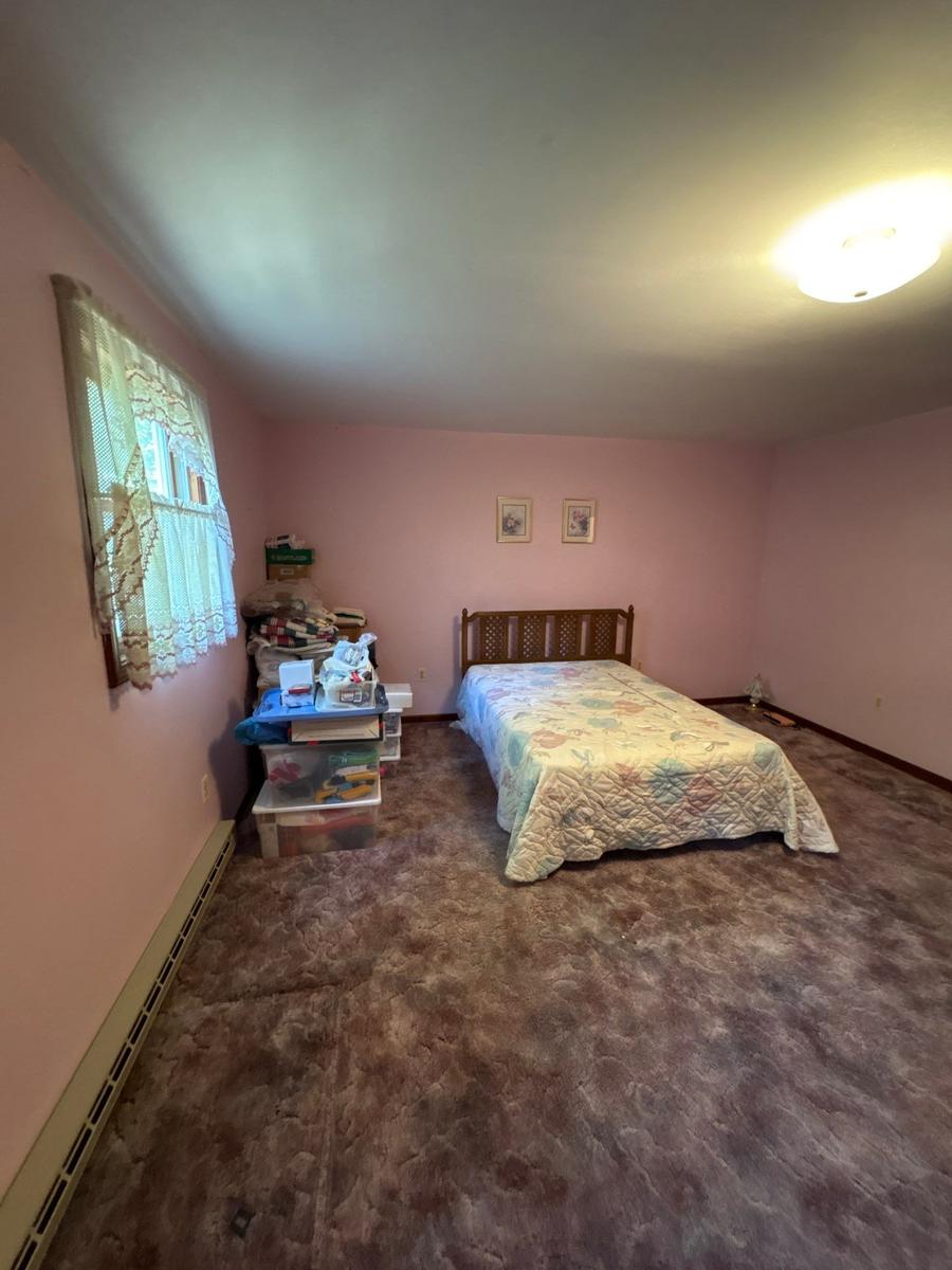 Dallas PA bedroom before — pink walls, worn carpet, original 1980s condition